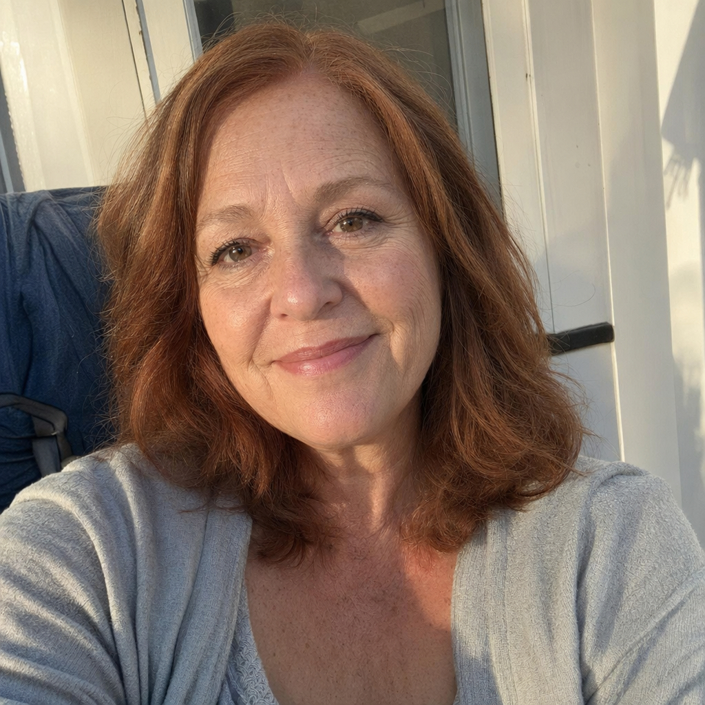 Profil / Avatar - Realistic Golden-Hour Porch Selfie - 1
