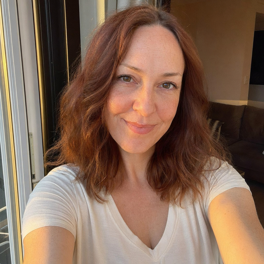 Profil / Avatar - Realistic Golden-Hour Indoor Selfie - 1