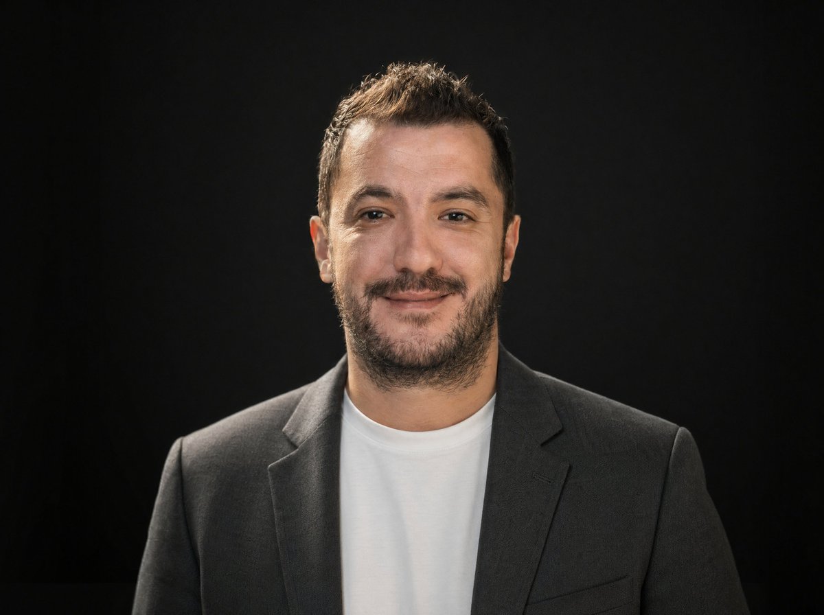 Profil / Avatar - Profesyonel Koyu Arka Planlı LinkedIn Portresi - 1