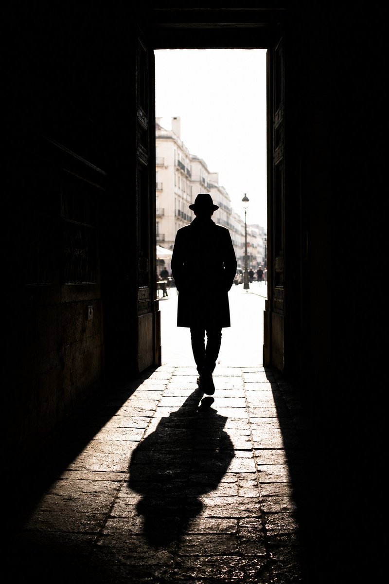 Sosyal Medya Gönderisi - High Contrast Urban Silhouette - 1